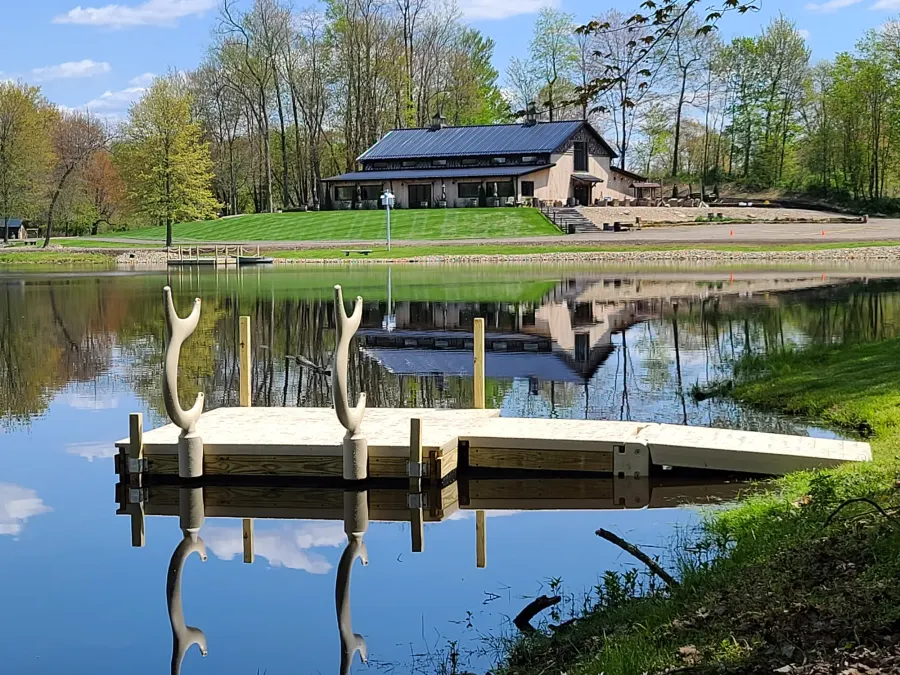 Floating platform and connecting ramp at the pondside gathering dock